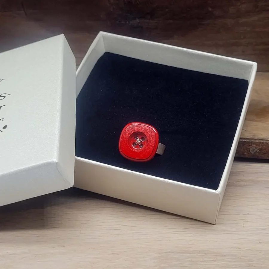 Massiv geschmiedeter silberner Ring mit offener Ringschiene und rotem großen Knopf