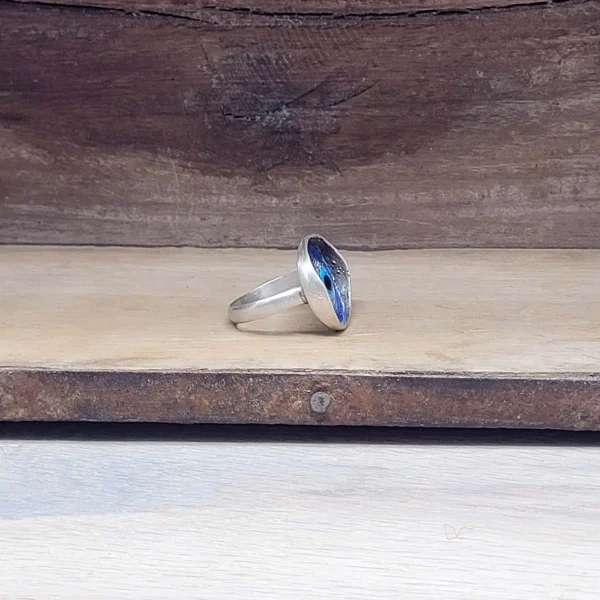Blauer Ring aus Silber geschmiedet