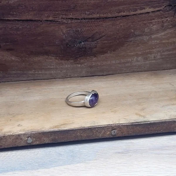 Handgefertigter Schmuck: aus Silber geschmiedeter Ring mit violettem Amethyst