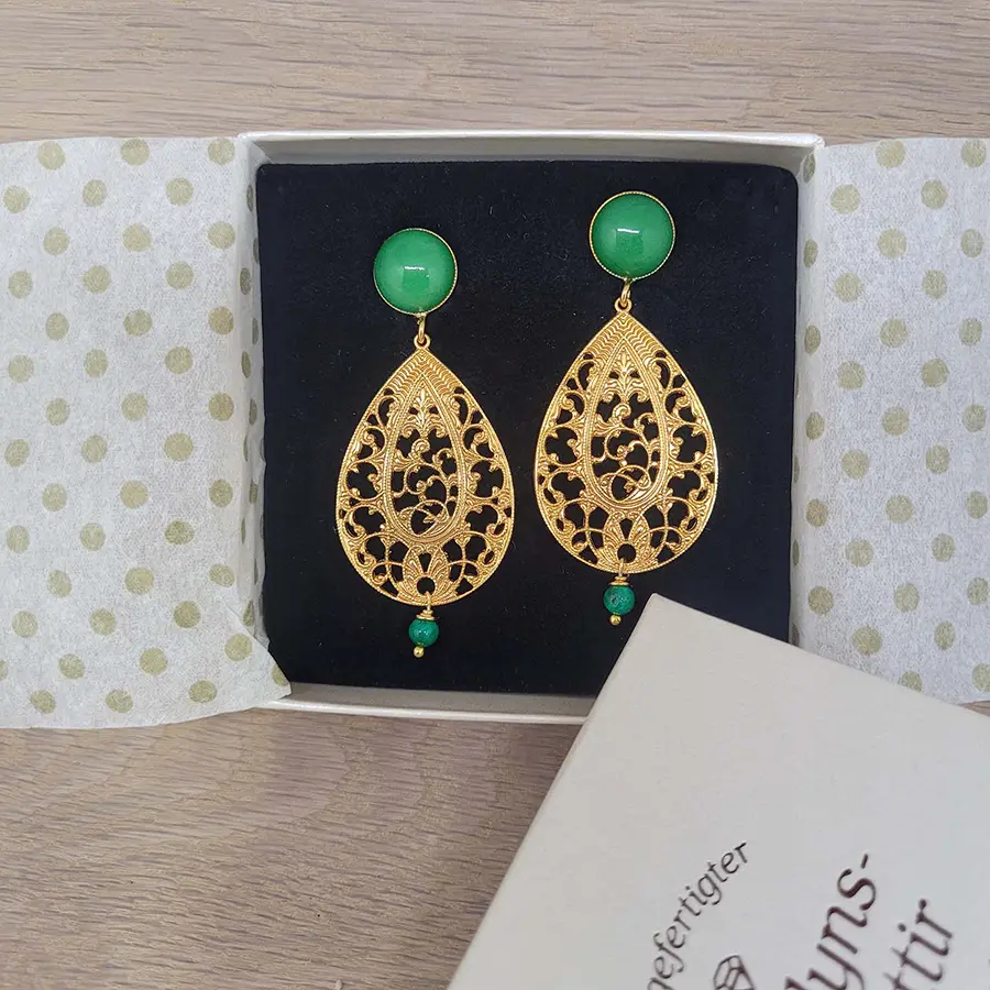 Grüne Ohrringe mit großen aber sehr leicjten Tropfen aus hochwertigen Materialien mit echter Jade.