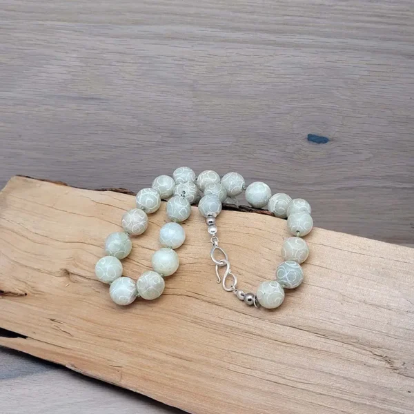 Perlenkette aus ziselierten Jade Perlen, handgefertigter Schmuck in Gruen