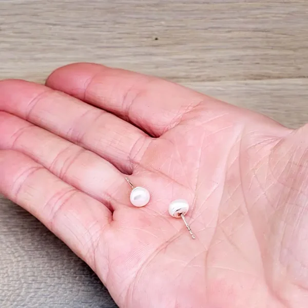 Design Ohrringe mit kleinen Perlen. Aus echtem Silber - Ohrstecker