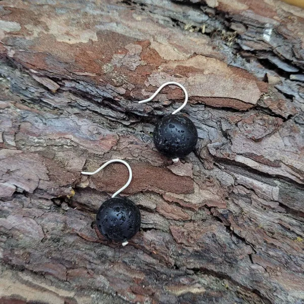 Schlichte Ohrhänger aus Silber mit runden Kugeln aus Lava in schwarz. Schmuckdesign evelynsdottir