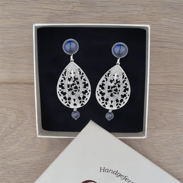 Schöne dunkelblaue Ohrringe mit Ohrsteckern aus Lapislazuli und Ornament Tropfen und einer Perle