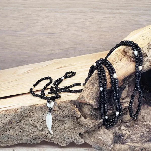 Halskette in Schwarz und Weiß aus Süßwasser- und Onyx Perlen mit fein gearbeitetem Blatt aus Perlmutt