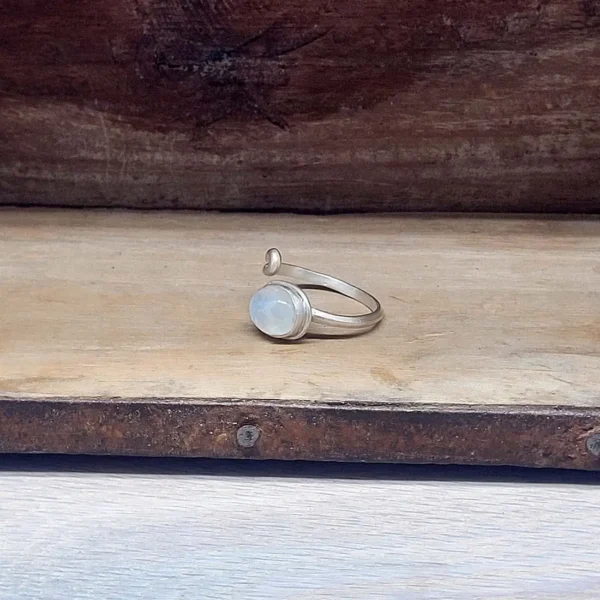 Aussergewöhnlicher Schmuck. Silber Ring mit echtem Mondstein