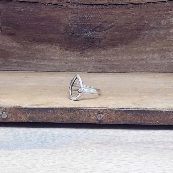 Tropfen Ring aus Silber, geschmiedet. Schmuckdesign evelynsdottir