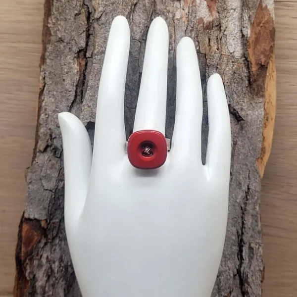 Schöner roter Ring aus silber mit Knopf. Handgefertigter Schmuck aus Berlin
