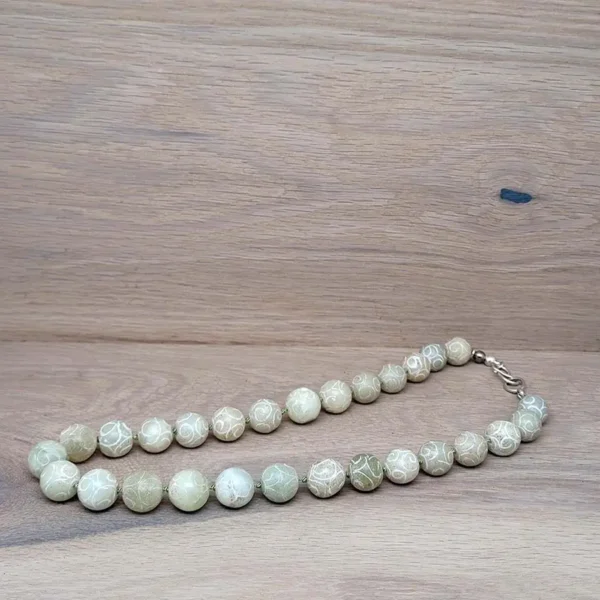 Schöne Halskette aus großen hellgrünen Jadeperlen. Kurze Perlenkette