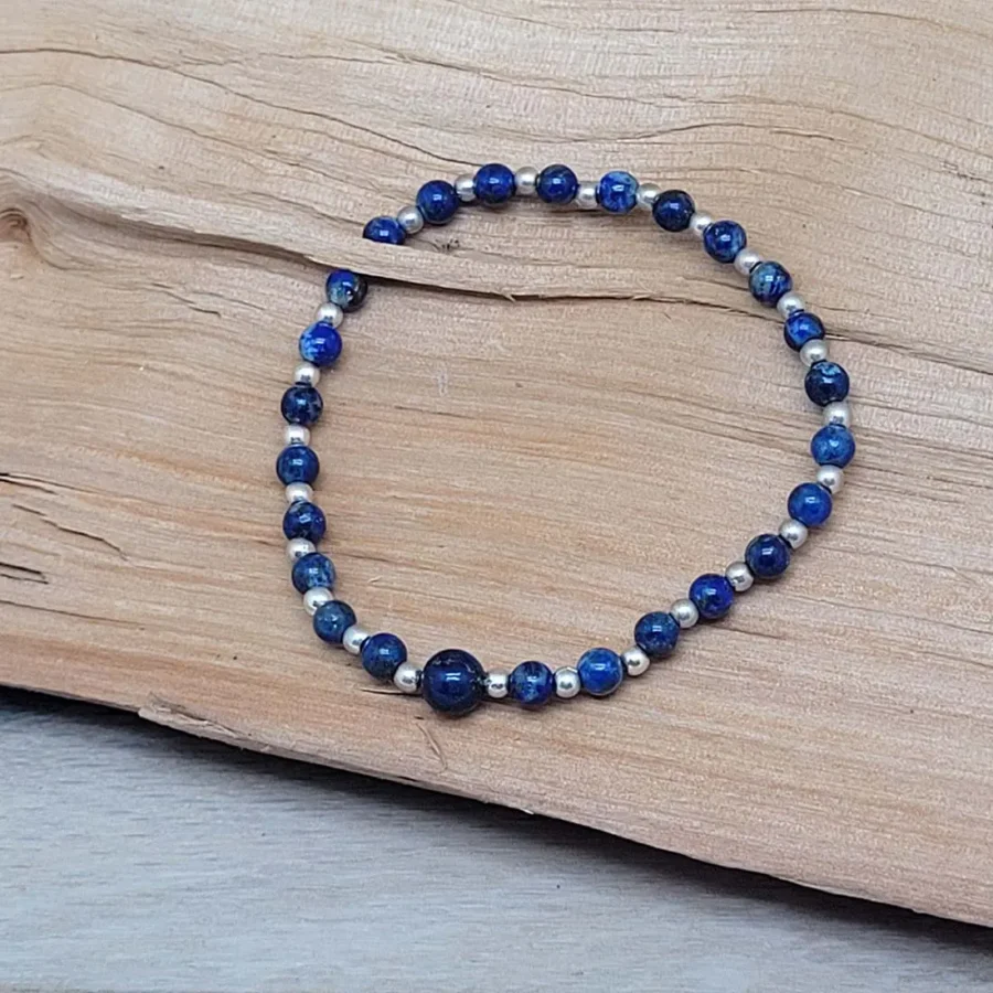 Handgefertigter Schmuck von evelynsdottir Berlin, hier mit einem blauen Perlenarmband