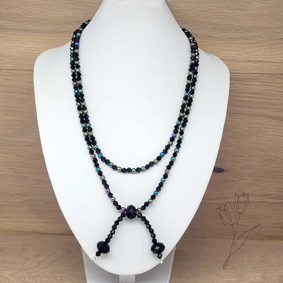 Schwarze Perlenkette aus Hämatit Perlen und glitzernden Glasperlen.