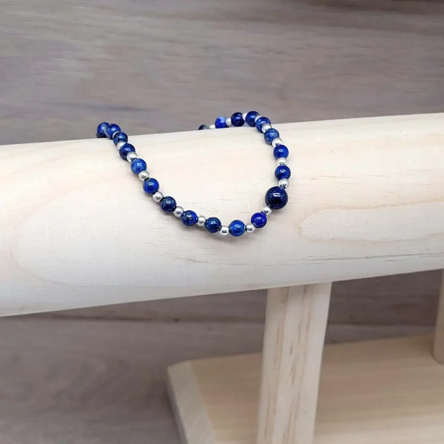 blaues Armband aus Perlen mit Lapislazuli für das Sternzeichen Schütze