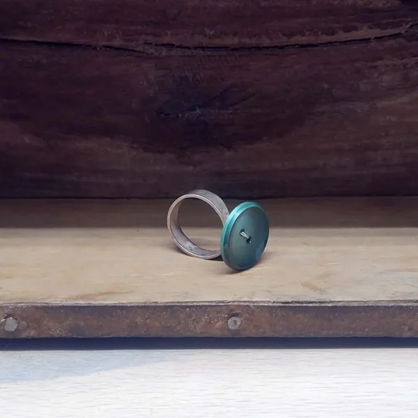 Grüner Ring aus Silber, offen geschmiedet. Schöner Knopf auf offener Ringschiene