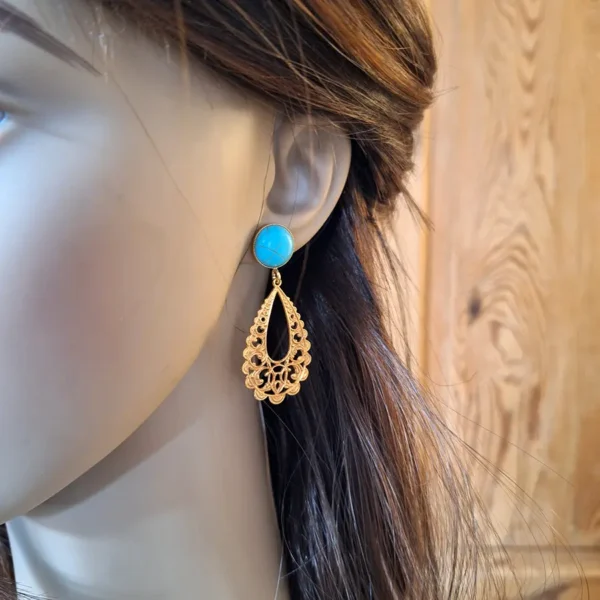 Tropfen Ohrringe aus feinen Ornamenten. Echt vergoldet mit Türkis