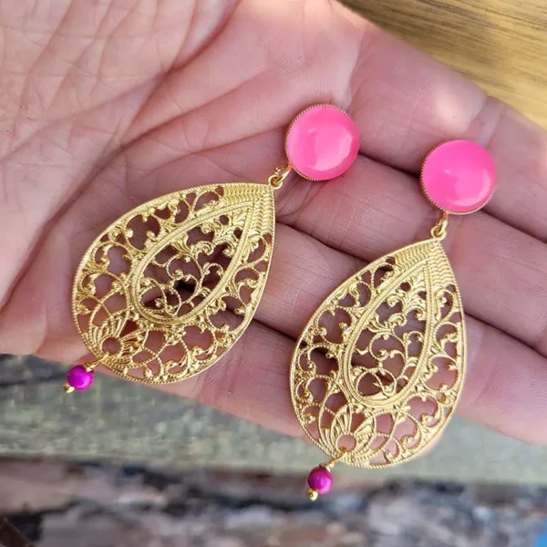 Ornament Ohrringe, hochwertig vergoldet. Mit Ohrsteckern aus pinker Jade und pinkfarbenen Perlen Jadeperlen