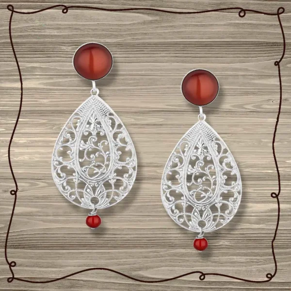 Rote Ohrringe mit hochwertigen und federleichten Ornamenten. Versilbert mit Karneol