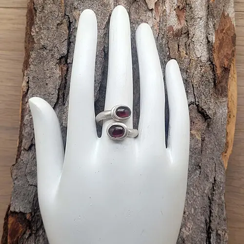 Silberner Ring, offen geschmiedet, mit zwei Granat Steinen