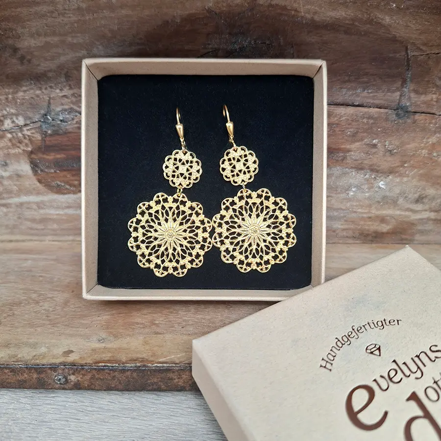 Schöne Ohrringe aus einem kleinen und einem großen Ornament, leicht baumelnd in Mandala Optik