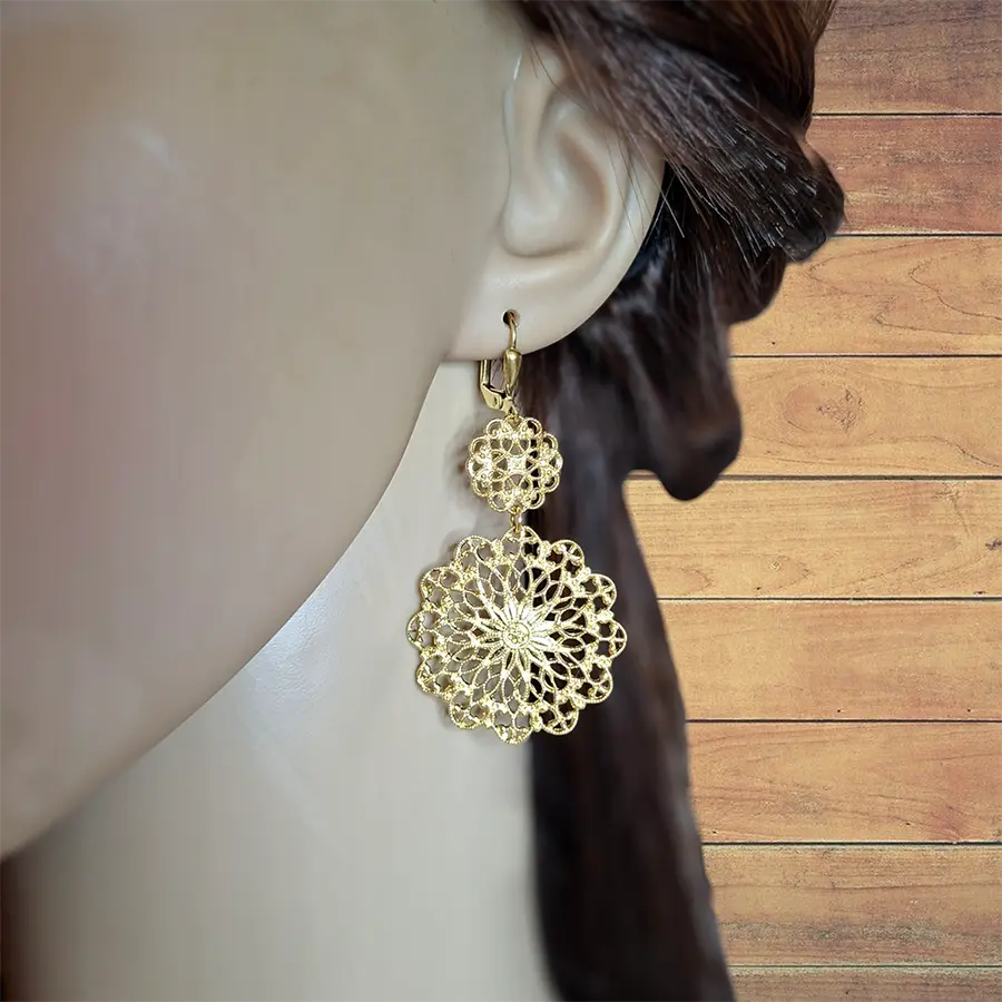 Lange Ohrringe mit Klappbrisuren befestigt.