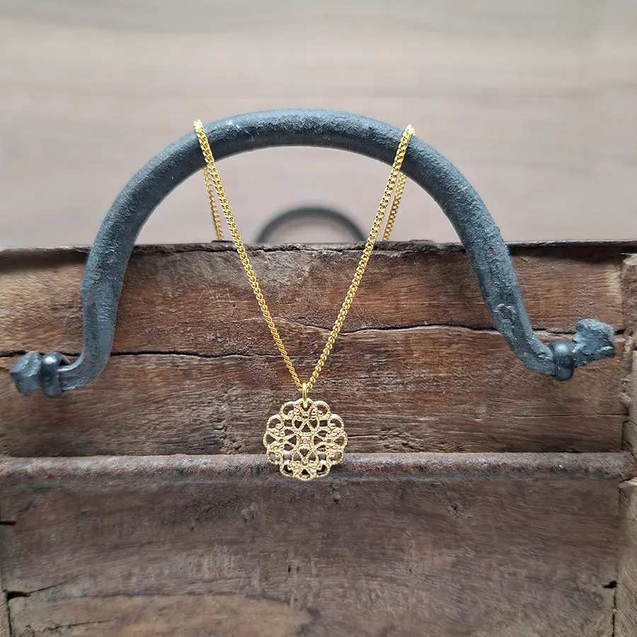 vergoldete Halskette mit Ornament, minimalistisch und elegant