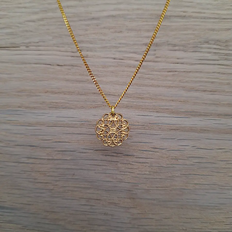 Feine vergoldete Halskette mit Anhänger in kleiner Mandala Optik
