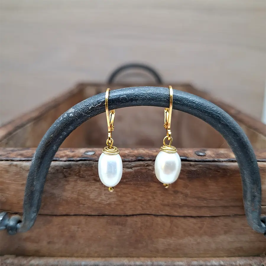 Vergoldete Ohrringe mit weißen Süßwasserperlen