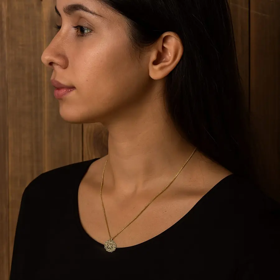 Besondere, filigrane Halskette mit kleinem Ornament